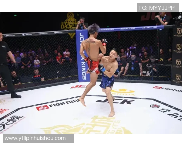 足球球星观看UFC赛事体验全记录,感受激烈对抗与热血时刻